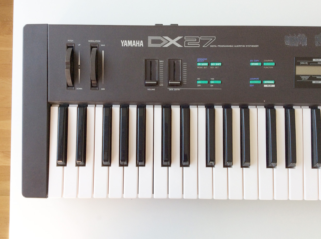 Photo Yamaha DX27 Yamaha DX27 (94859) (1093264) Audiofanzine