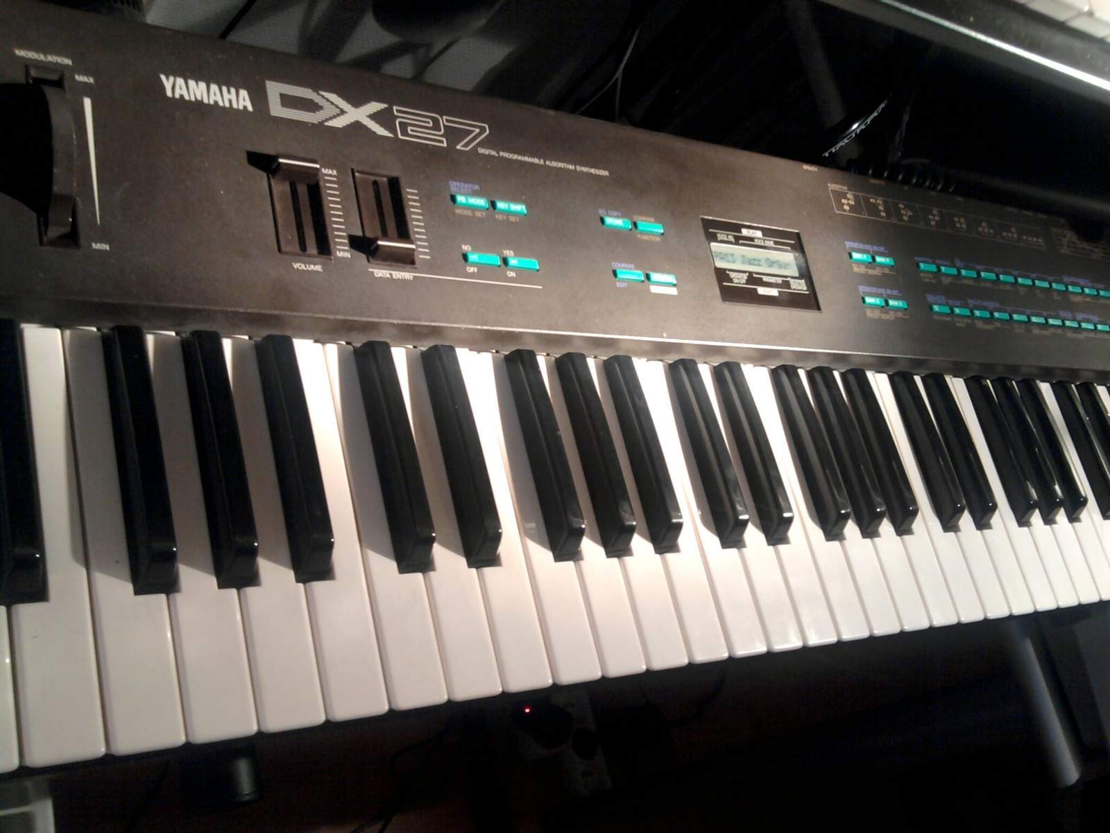 Photo Yamaha DX27 Yamaha DX27 (86059) (180998) Audiofanzine