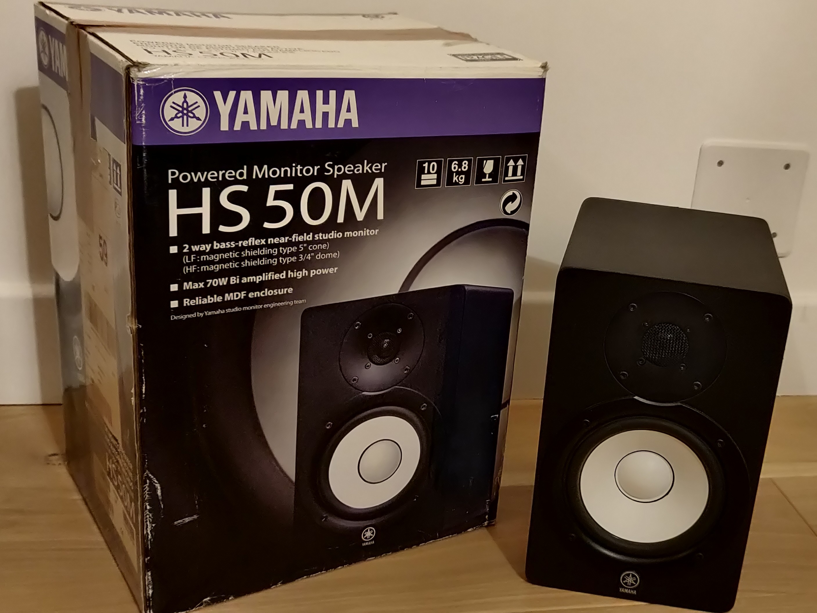 YAMAHA HS5 2-Way 70W Bass Reflex Bi-Amplified Studio Monitor (2-Pack)  Bundle (2 Items)