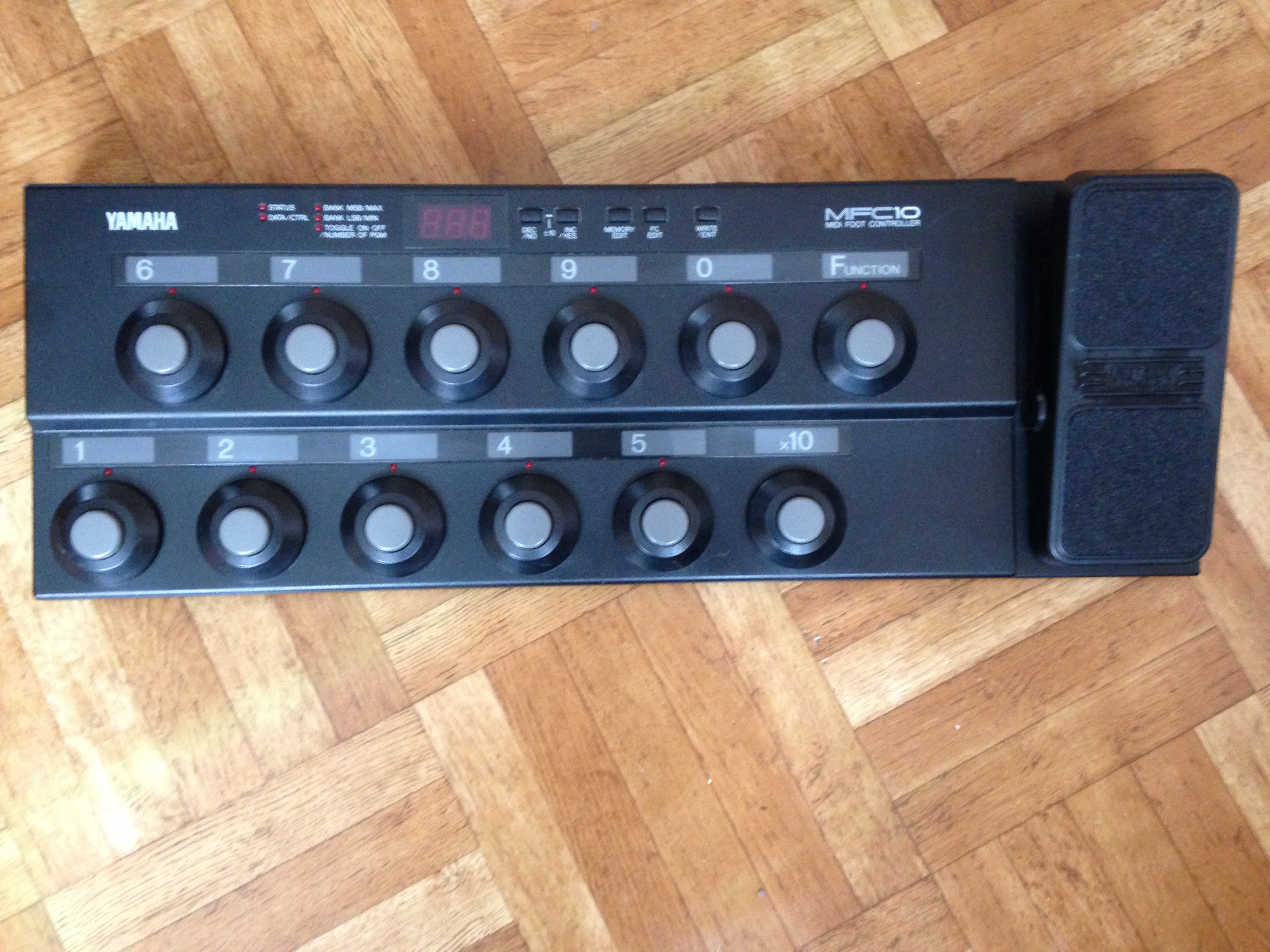 Photo Yamaha MFC10 Midi Foot Controller Yamaha MFC10 Midi Foot