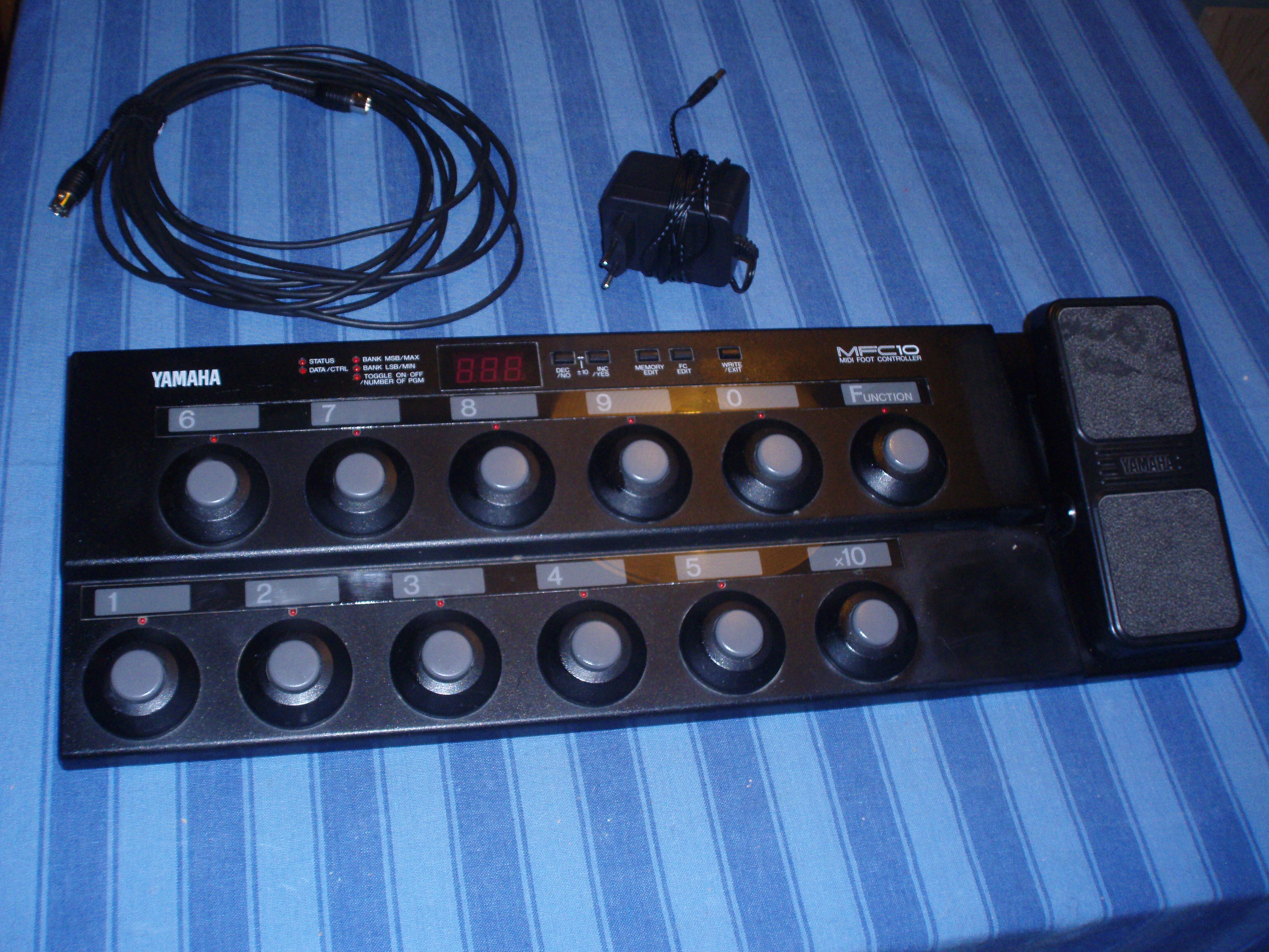 Photo Yamaha MFC10 Midi Foot Controller Yamaha MFC10 Midi Foot