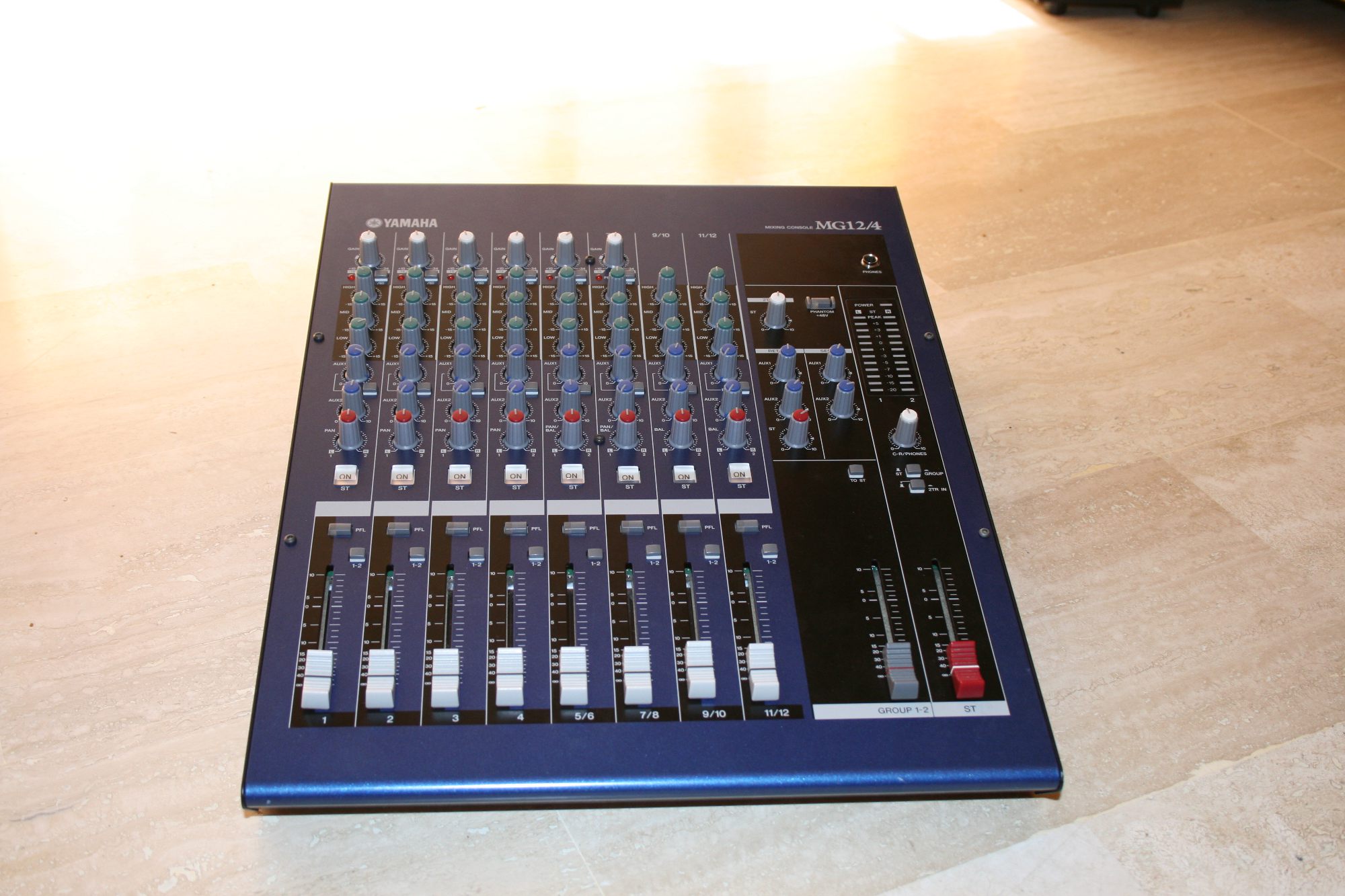 Photo Yamaha MG12/4 Yamaha MG12/4 (91930) (273316) Audiofanzine