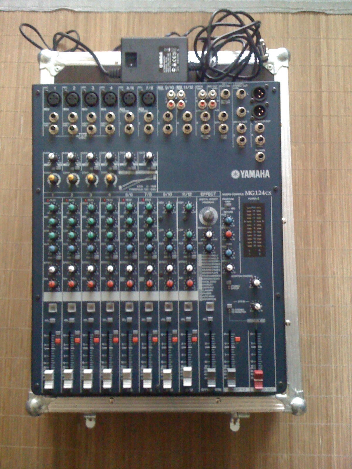 Photo Yamaha MG124CX : Yamaha MG124CX (20117) (#1001369) - Audiofanzine