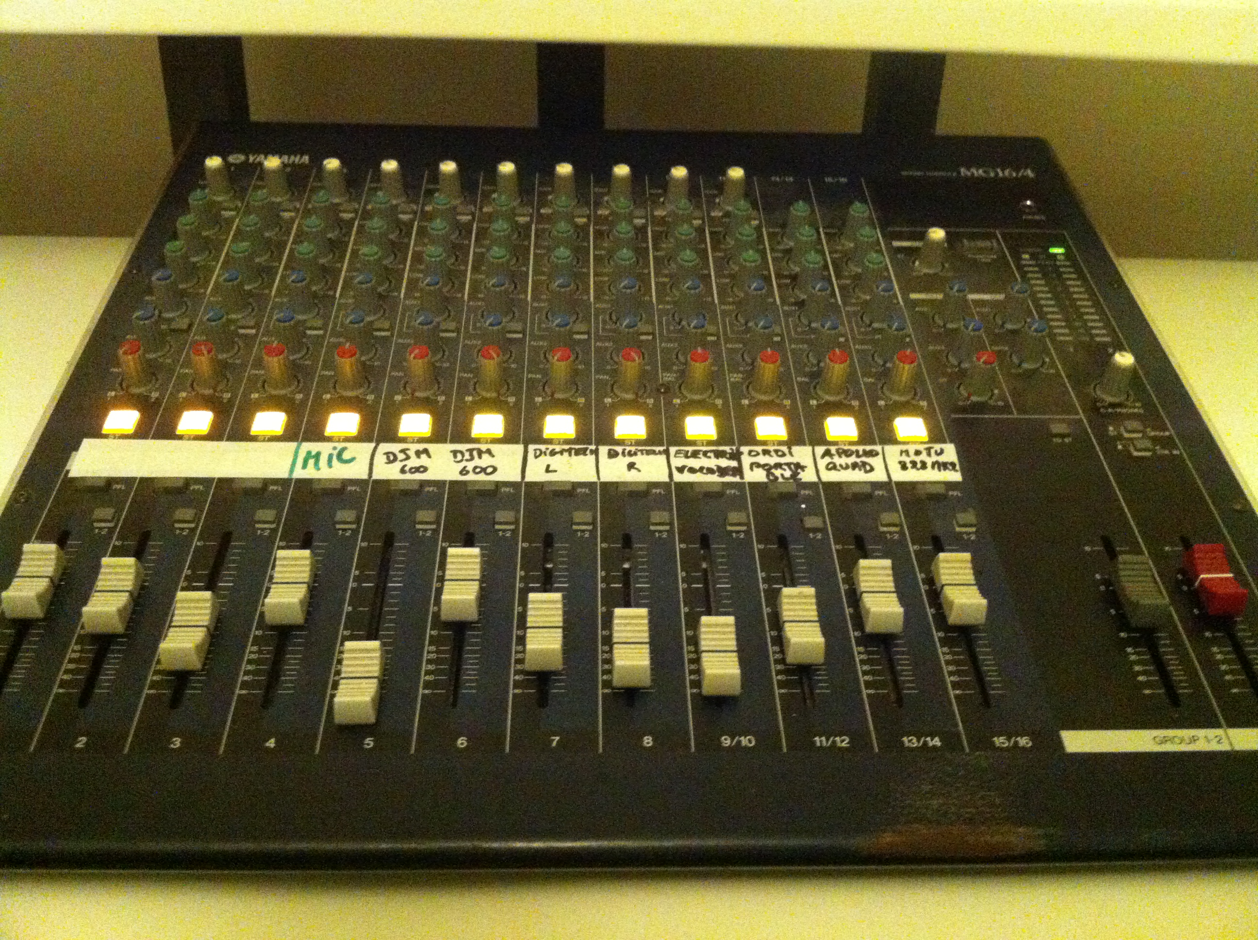 Photo Yamaha MG16/4 : Yamaha MG16/4 (49760) (#1136426) - Audiofanzine