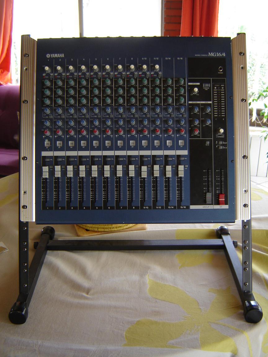 Photo Yamaha MG16/4 Yamaha MG16/4 (52291) (54144) Audiofanzine