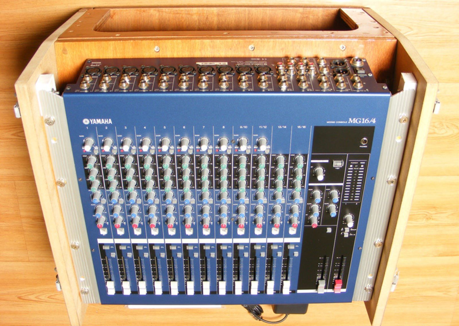 Photo Yamaha MG16/4 Yamaha MG16/4 8035 (8035) Audiofanzine