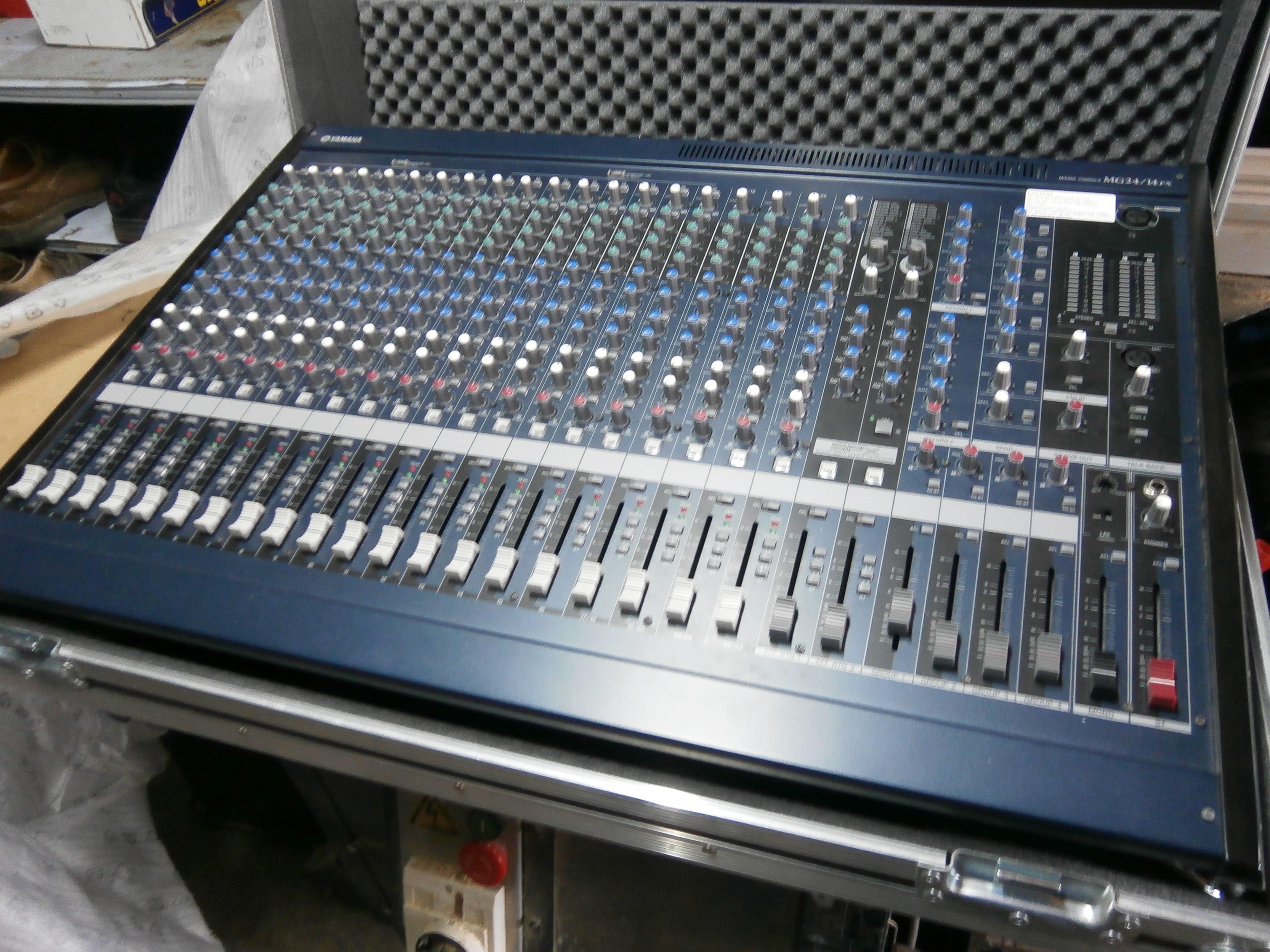 Photo Yamaha MG24/14FX Yamaha MG24/14FX (38650) (790786) Audiofanzine