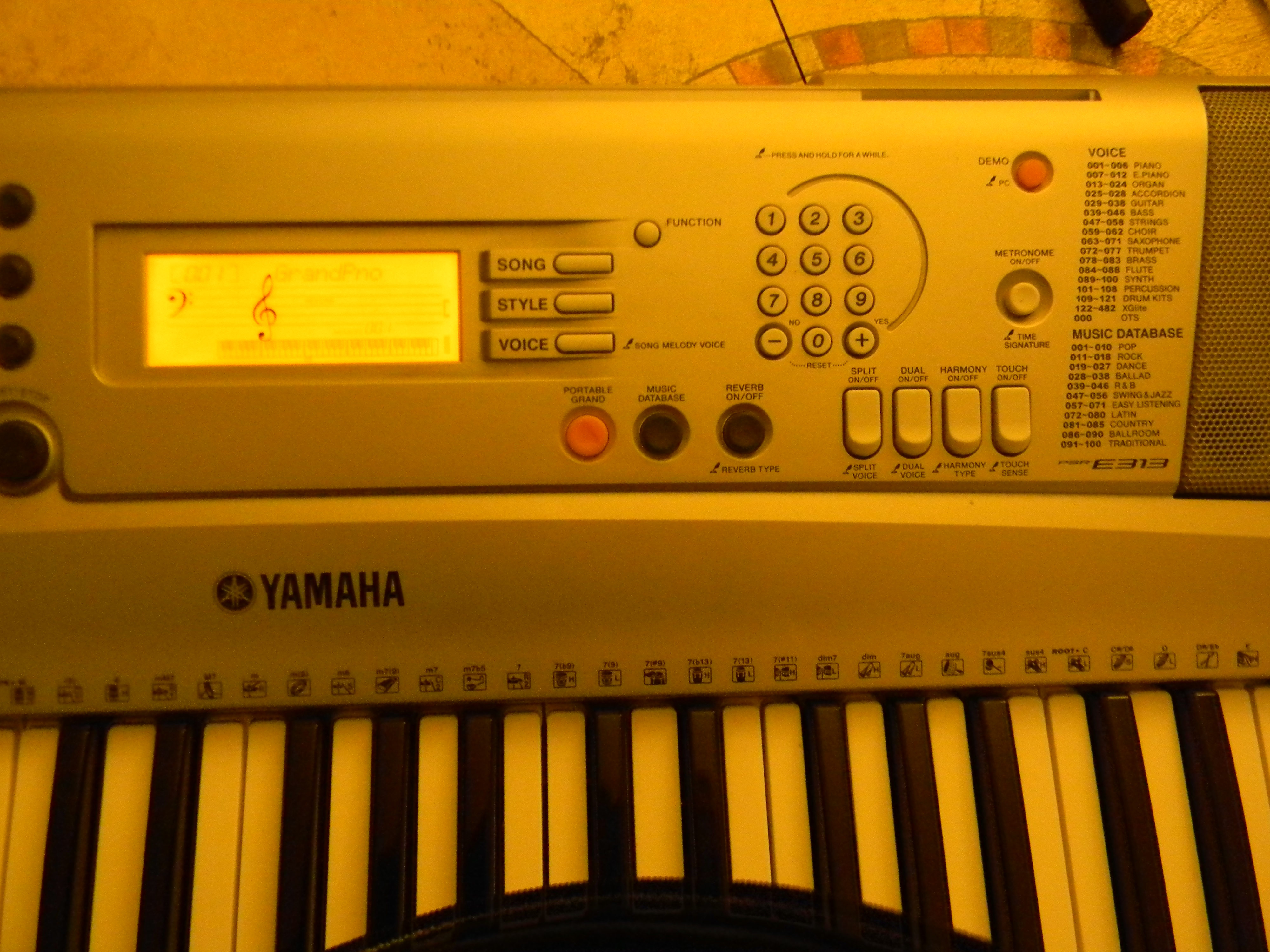 ヤマハ - YAMAHA 電子ピアノ PSR-E303 の+imagenytextiles.com