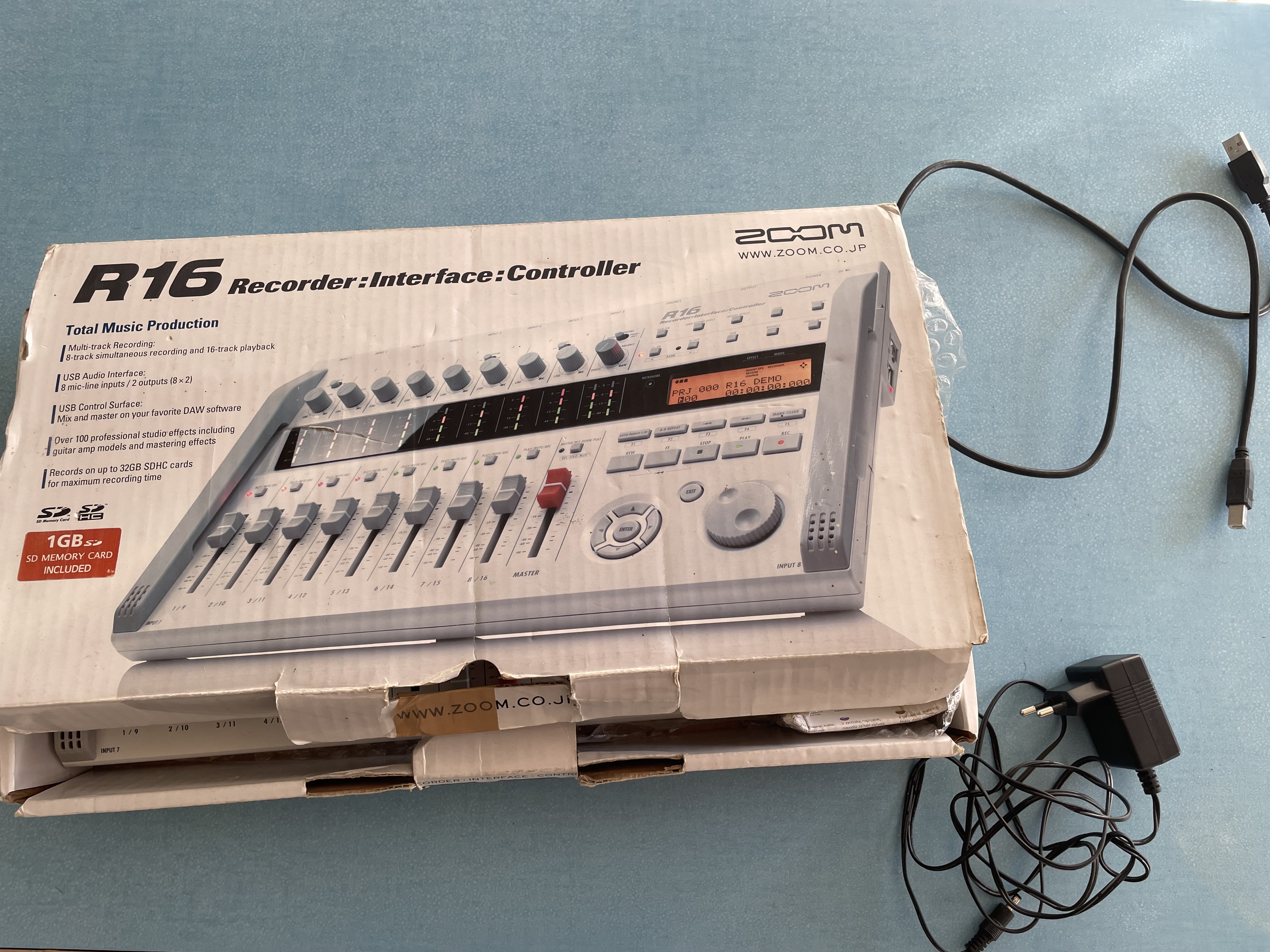 R16 Multitrack Recorder | ZOOM