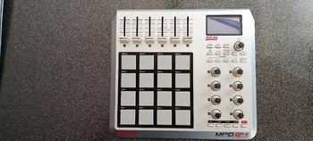 Akai MPD24 - 80 €