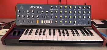 synthétiseur Behringer MonoPoly état neuf échange possible - 310 €