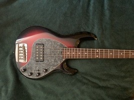 Stingray 5 Cherry burst (USA - 1 700 €
