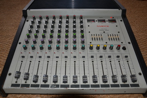 Console de mixage amplifiée Yorkville 12 voies d'occasion - Zikinf