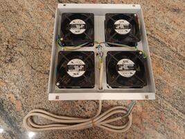 Plaque intégrant 4 ventilateurs de marque Strikefan Electronic co.ltd - 40 €