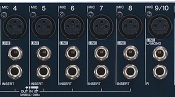 Una mirada a la sección de conexión de la Yamaha. Nota las entradas “mic” XLR y “line” jack, y en los canales 1 a 8, jacks de insert para conectar efectos dinámicos.
