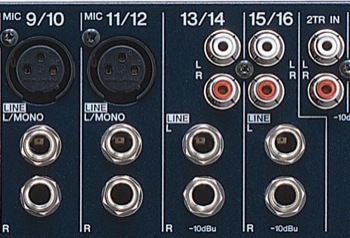 Entradas estéreo. Los canales 9/10 y 11/12 sirven para conectar el equipo estéreo, o usar un micrófono XLR (sólo en 9 y 11). Los canales 13/14 y 15/16, también estéreo, no tienen entrada XLR, pero las entradas jack está acopladas con entradas RCA. Nota también el “2 track in” que permite conectar una fuente adicional directamente al bus de mezcla pero sin ninguna configuración.