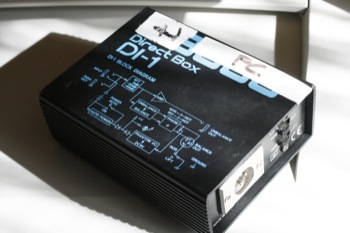 Una caja directa (DI) es una pequeña caja que se utiliza para adaptar un nivel de linea no balanceado de alta impedancia a un nivel de micro balanceado de baja impedancia. De un punto de vista “práctico” puro, una DI adapta una salida jack (nivel de linea) de un instrumento a una entrada XLR (nivel micro) de la mezcladora. Su utilización en concierto es esencial para limitar los riesgos de perturbaciones de la señal debidos a la gran longitud de los cables. En ensayo, se puede considerar de lujo...