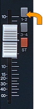 Puedes, con ciertos limites, usar las salidas en grupo como salidas de monitores. Necesitas asignar el canal al grupo con el switch apropiado. El nivel de salida de los monitores se debe ajustar con el fader de group out.