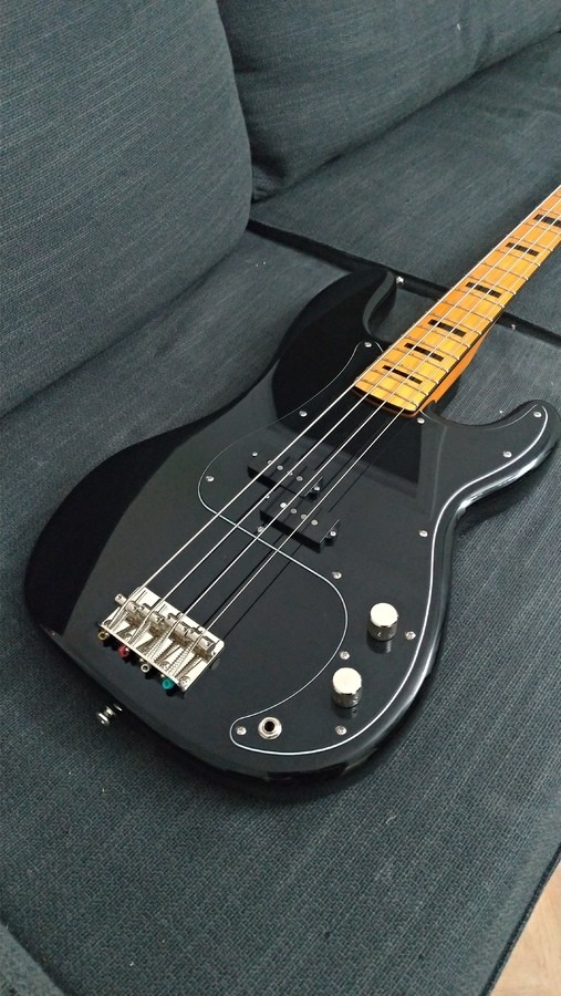 basses-electriques-4-cordes-3237045.jpg