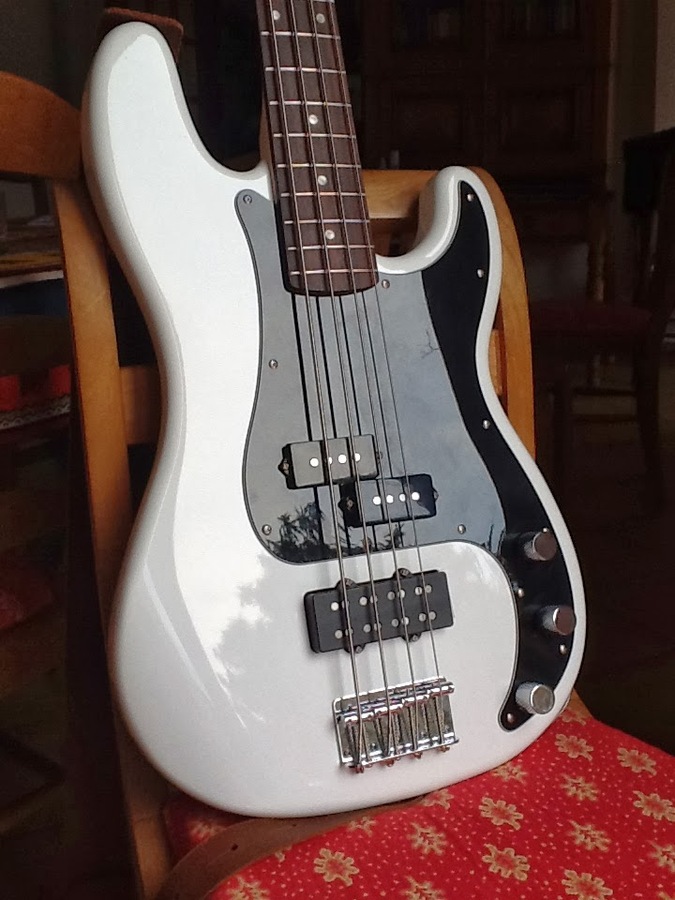 Photo Fender Deluxe Precision Bass Humbucker Fender DeLuxe Precision
