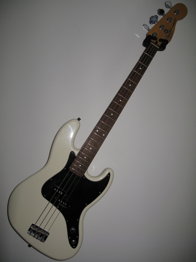 Photo Fender Mark Hoppus Jazz Bass : Fender Mark Hoppus ...