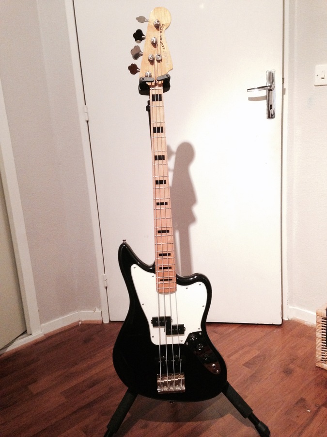 Photo Fender Modern Player Jaguar Bass Fender Modern Player Jaguar Bass Black Maple 8737