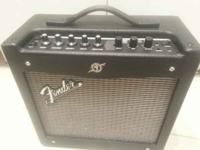 Photo Fender Mustang I (V.2) Fender Mustang 1 V2 Ampli Combo Guitare 20 Watts À Modélisation