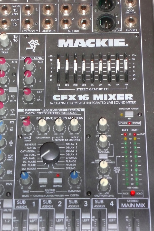Photo Mackie CFX16 Mackie CFX 16 MIXER (479684) Audiofanzine