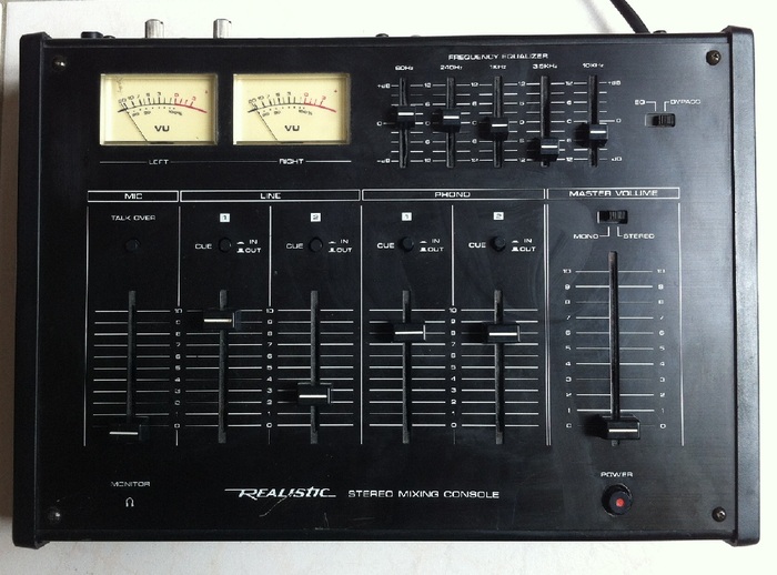 Realistic Stereo Mixing Console image (615690) Audiofanzine
