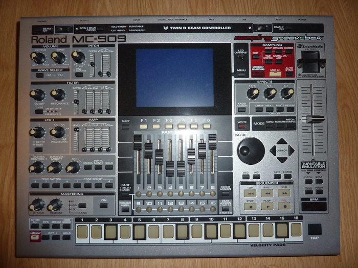 Roland MC-909 Sampling Groovebox image (#422933) - Audiofanzine