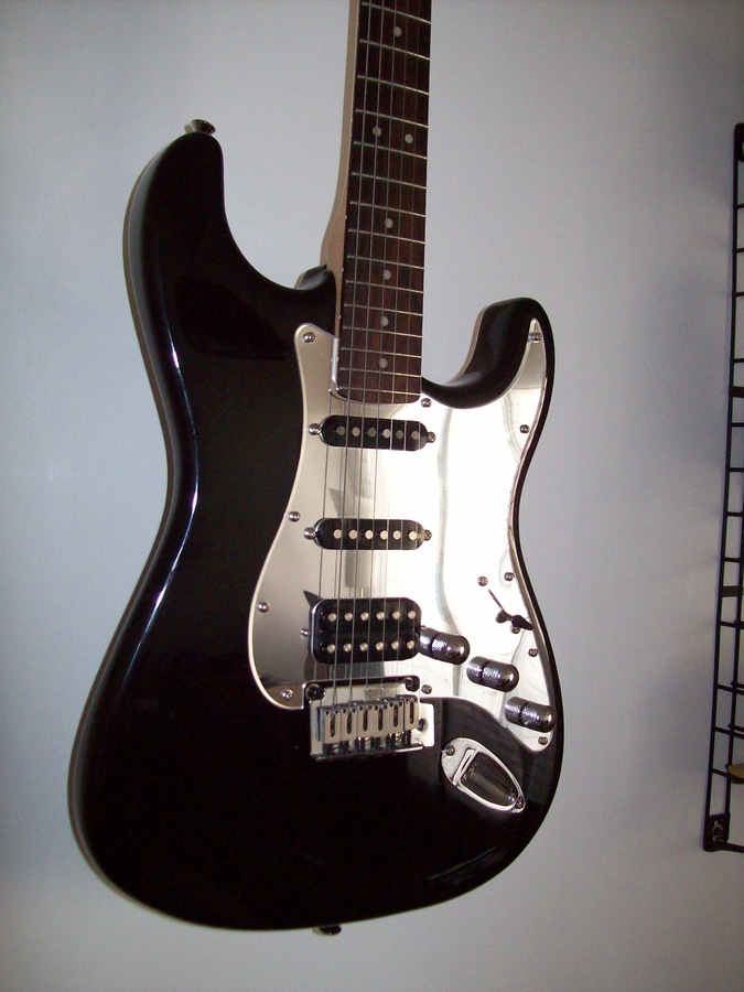 Photo Squier Black and Chrome Standard Stratocaster HSS Squier