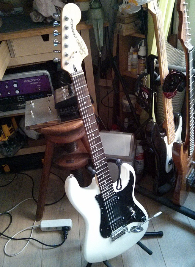Photo Squier Deluxe Hot Rails Strat Squier Deluxe Hot Rails Strat