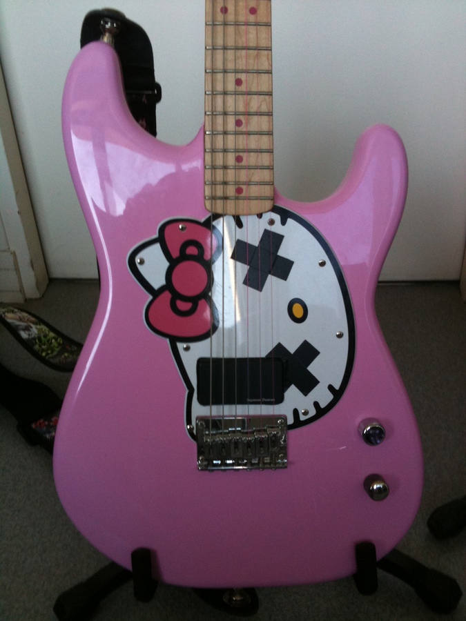 Squier Hello Kitty Strat image (861500) Audiofanzine