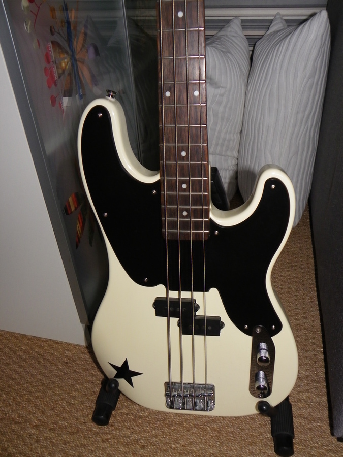 Squier Mike Dirnt Precision Bass 2007 Image 1088450 Audiofanzine 9450