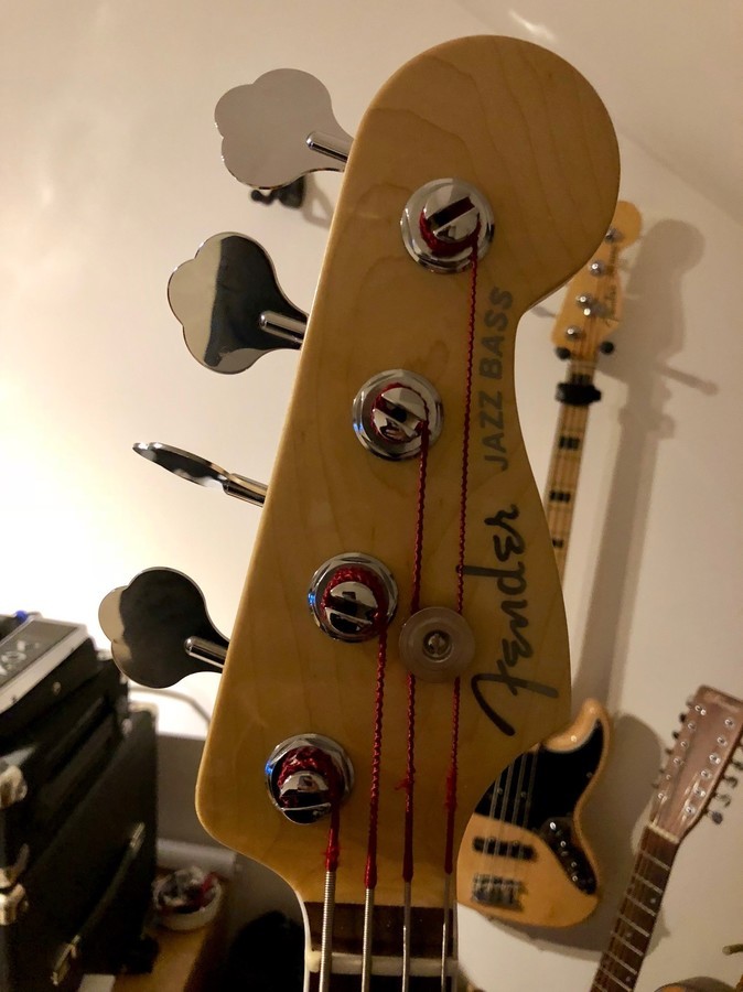 squier-vintage-modified-jazz-bass-2391845.jpg