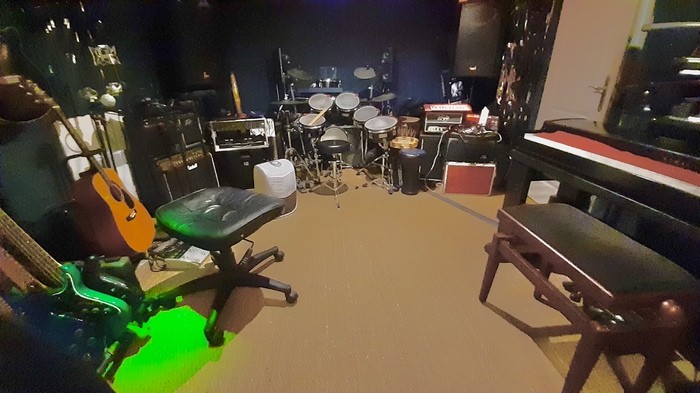 studio-home-studio-3178042.jpeg