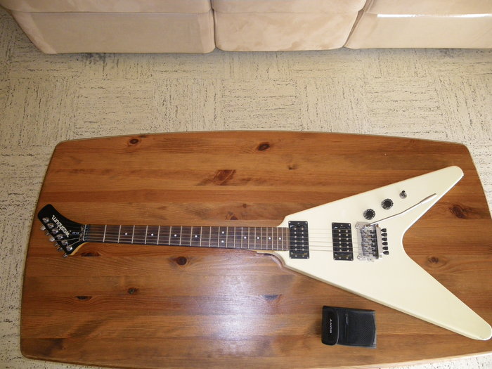 Washburn Flying V image (858900) Audiofanzine