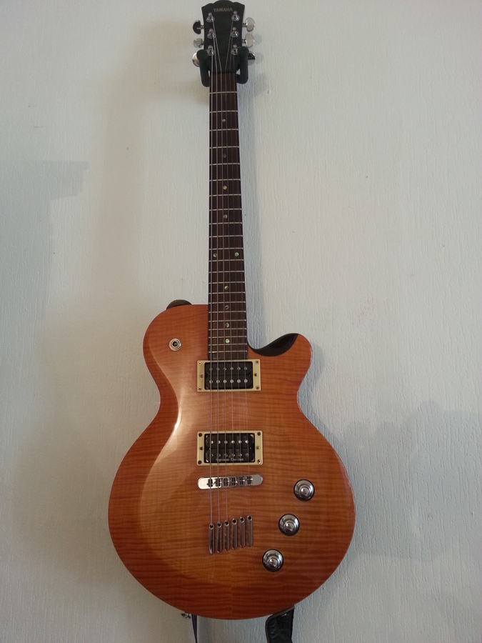 Photo Yamaha AES620 Yamaha AES620 Faded Burst (866031) Audiofanzine