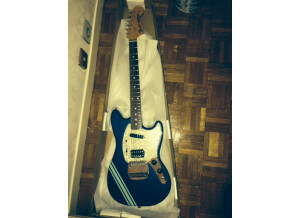 Fender Kurt Cobain Mustang - Dark Lake Placid Blue w/ Competition Stripe
