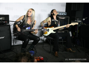 Nita Strauss KORG USA MP745 (c) ModernPics.JPG