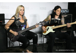 Nita Strauss KORG USA MP748 (c) ModernPics.JPG