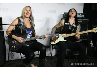 Nita Strauss KORG USA MP749 (c) ModernPics.JPG