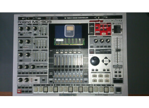 Roland MC-909 Sampling Groovebox (54106)