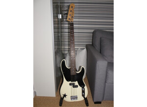 Squier Mike Dirnt Precision Bass - Artic White Rosewood
