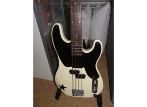 Squier Mike Dirnt Precision Bass - Artic White Rosewood