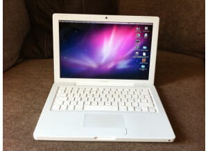 Apple MacBook 2.4 GHz Intel Core 2 Duo (65851)