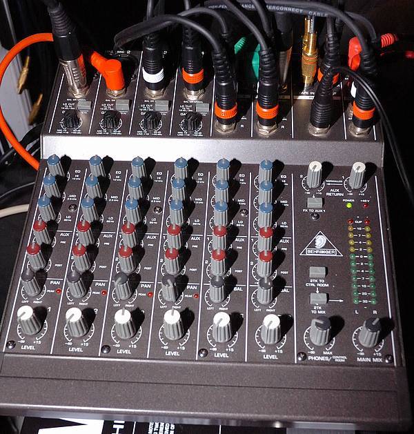 Behringer MX802