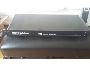 Midi Solutions T8 8-output MIDI Thru Box (20126)