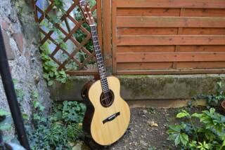 Maestro Guitars Raffles MB