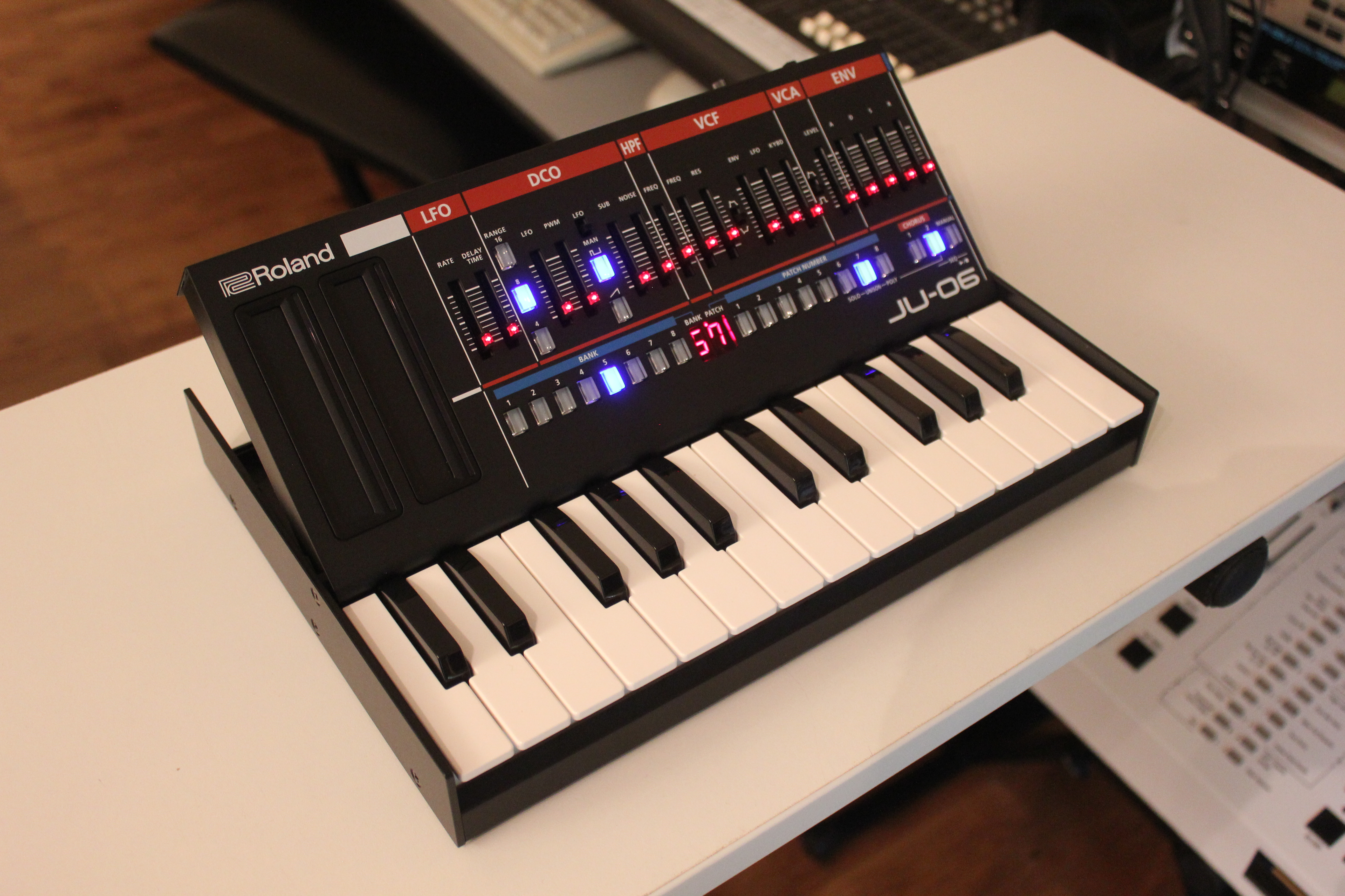 Roland Boutique Ju-06